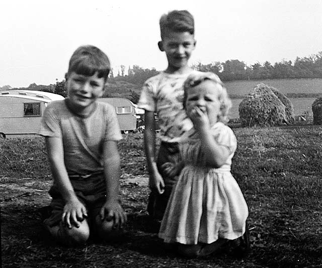 1446368002_0_around_edinburgh_-_little_france_caravan_site_caravans_and_hay_stacks.jpg