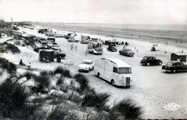 30-08-2012_16h41m29_59-dunkerque---malo--terminus--la-digue--camping-car-camion-publicitaire-la-voix--renault-dauphine--peugeot-403-01.jpg