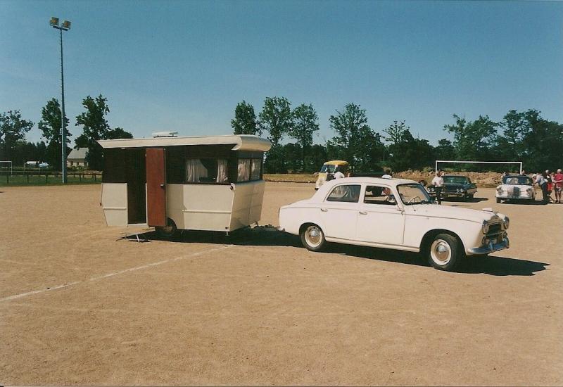 25-02-2012_19h11m40_redim_expo_St_Armel_1996,_Peugeot_403_attelee.jpg