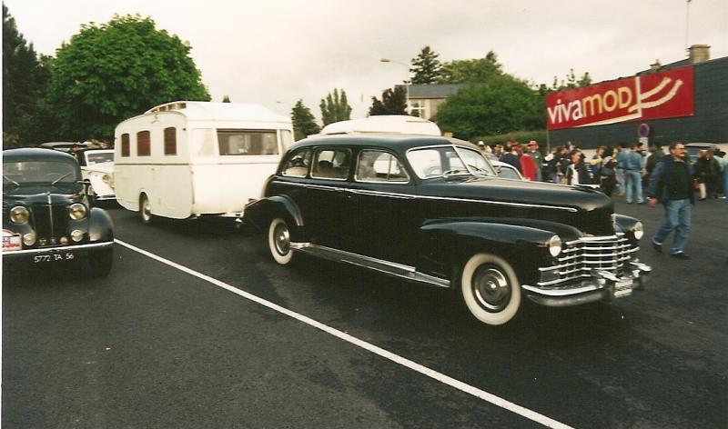 28-02-2012_19h46m39_redim_16_eme_tour_de_Bne,_Cadillac_1946_attelee.jpg